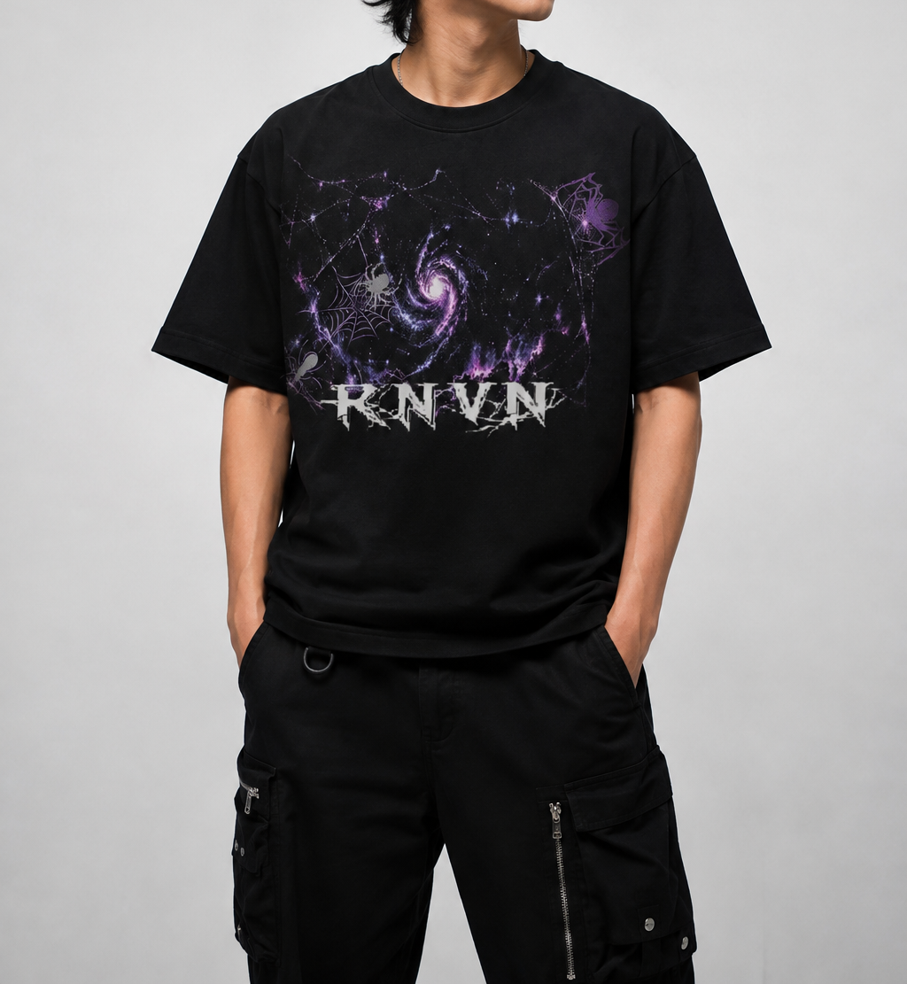 Model mengenakan koleksi streetwear RNVN